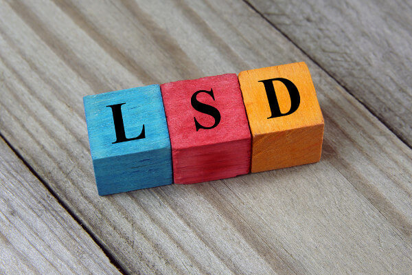LSD: O que é, origem, efeitos, uso terapêutico e cuidados
