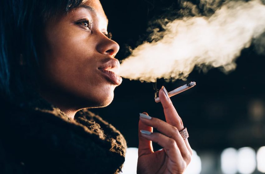 Estudo sugere que a descriminalização da maconha reduziu a desigualdade racial de presos