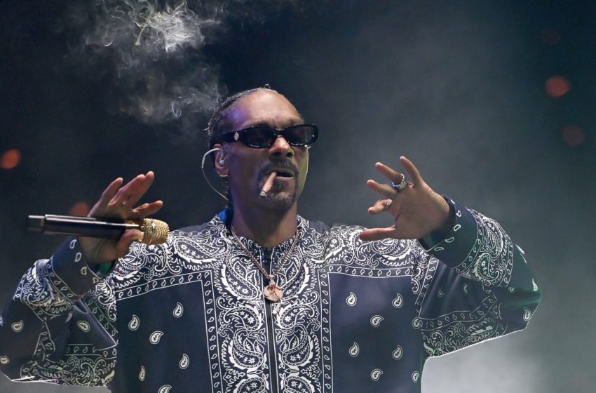  Snoop Dogg diz que seu “bolador de baseados” recebe mais de 50 mil dólares por ano