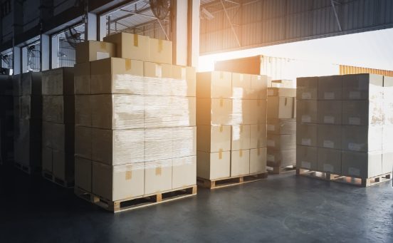 pilha-de-caixas-de-papelao-esperando-para-carregar-no-conteiner-do-caminhao-frete-de-carga-expedicao-servico-de-armazenamento-de-entrega